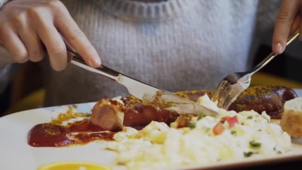 Girl Having German Bratwurst Sausage Ketchup Mashed Potatoes Slow Motion — Vídeo de Stock