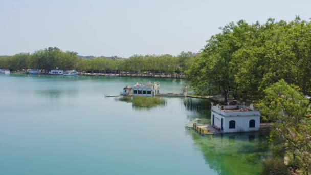 Smooth Aerial View Famous Boat Houses Line Lake Banyoles Catalonia — Vídeo de Stock