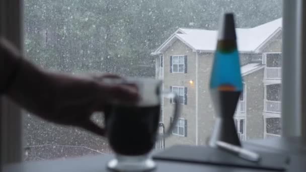 Hand Picks Glass Coffee Mug Snowing Apartment Building Woodstock Georgia — Αρχείο Βίντεο