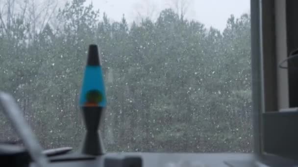 Snow Falling Window Home Office Desk Lava Lamp Cluttered Slow — Stockvideo