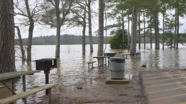 Allatoona Lake Flooding Park Grills Benches Trashcans Slow Motion — стоковое видео