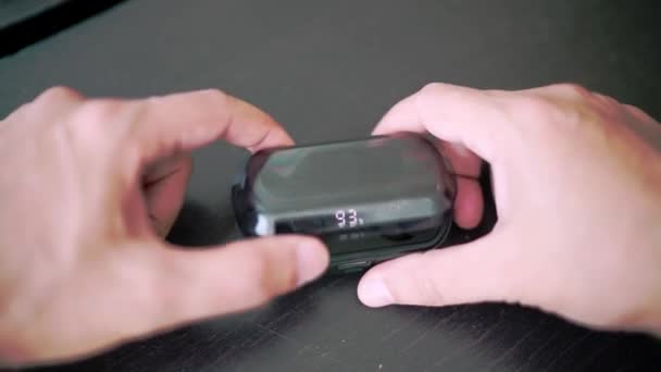 Putting Wireless Bluetooth Earbuds Charging Case Starts Charge Them — Vídeo de Stock