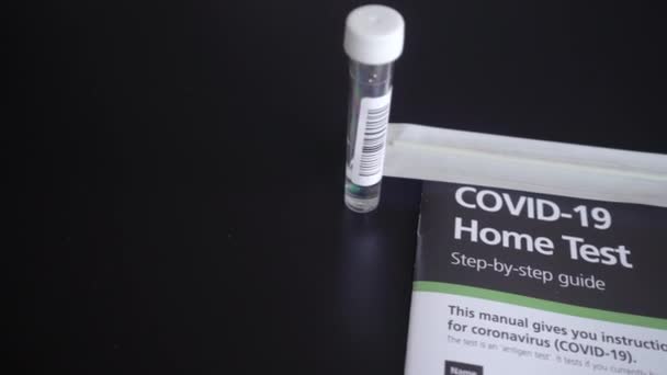 Праворуч Ліву Панель Домашнього Тесту Covid Coronavirus Направляючим Пробіркою Бавовняним — стокове відео