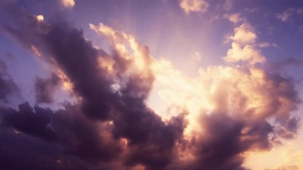 Драматичний Захід Сонця Сонячними Променями Сяють Крізь Штормові Хмари Проміжок — стокове відео