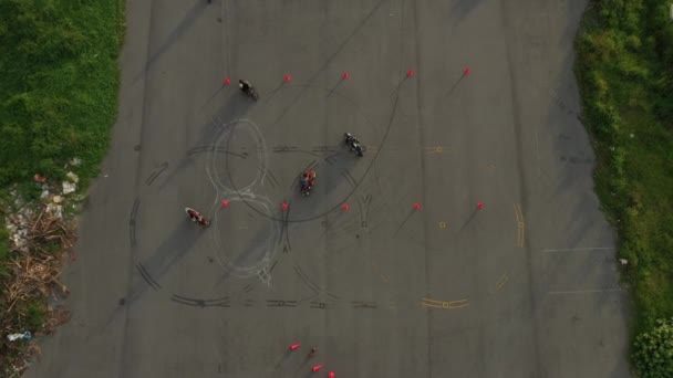 Top Wide Aerial View Riders Practicing Advanced Motorcycle Training Slalom — Vídeo de Stock