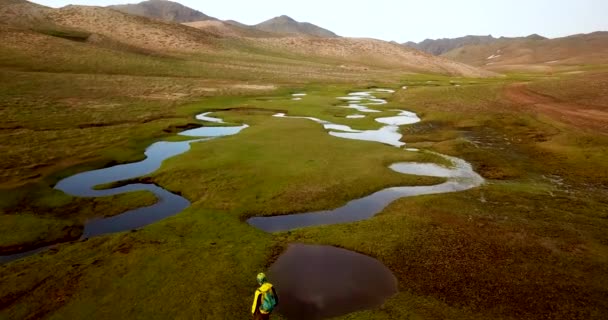 Yeşil Çayırın Ortasında Sakin Gölet Deresiyle Yürüyüş Baharda Dağlık Arazide — Stok video