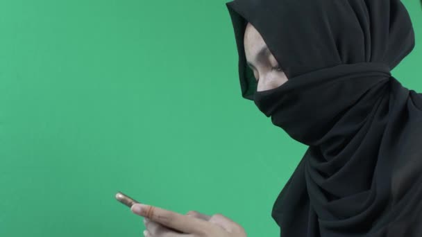 Hijab Muslim Women Texting Mobile Phone Side View Green Screen — Stockvideo