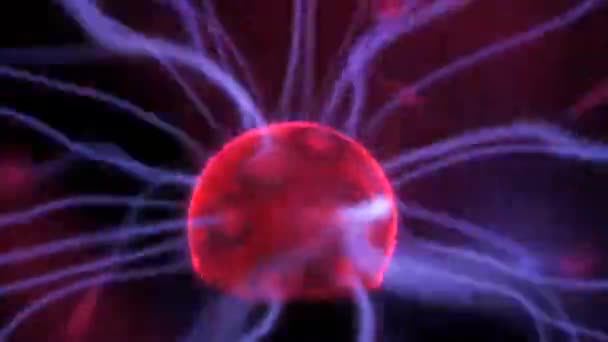 Plazma Küresinin Ortasındaki Kırmızı Topun Yakın Çekim Görüntüsü Mavi Akıntıların — Stok video