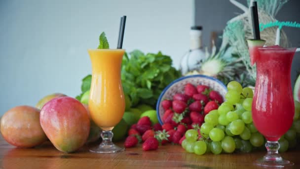 Left Right Panning Shot Fresh Fruits Freshly Made Fruit Juice — Vídeo de Stock