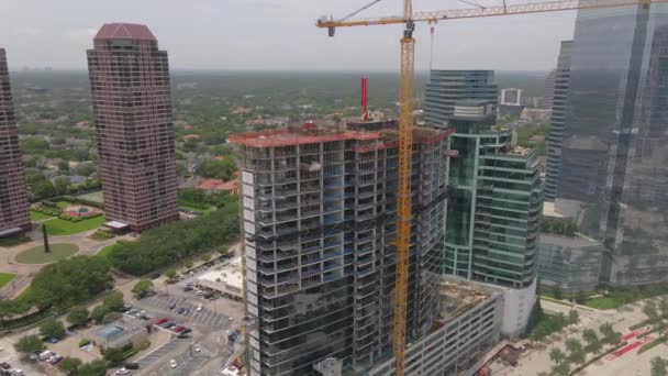 Aerial Shot Skyscraper Building Construction Crane Downtown Houston Texas Usa — стоковое видео