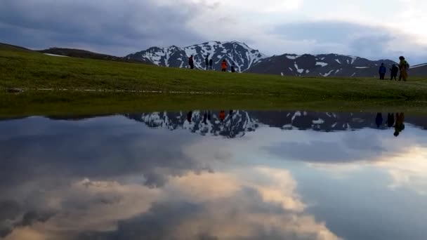 Clouds Sky Mountains Meadow Grassland Reflected Clean Pond Sunset Afternoon — Vídeo de stock