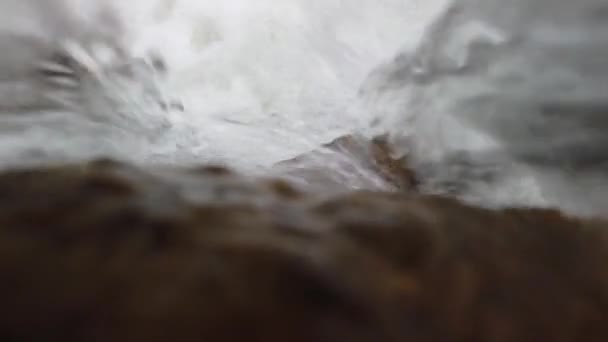 Fluindo Fluxo Água Rio Claro Rio Rápido Com Queda Água — Vídeo de Stock