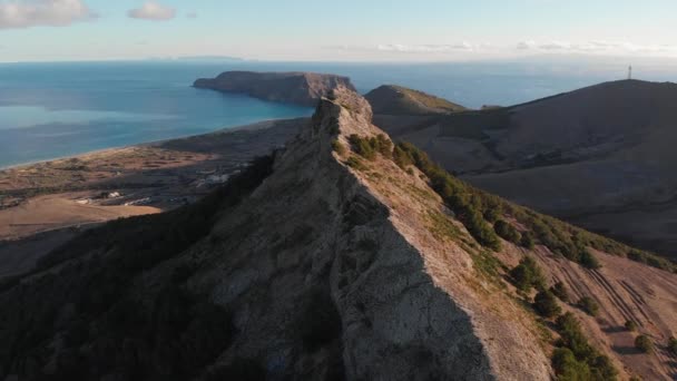 Penerbangan Mundur Langsung Atas Dan Sepanjang Ana Ferreira Puncak Bukit — Stok Video