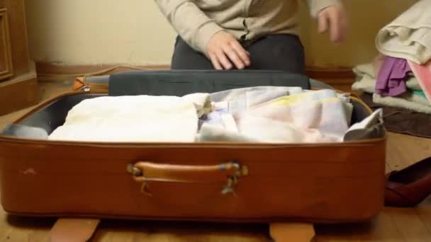 Packing Old Brown Suitcase Clothes Medium Shot Timelapse — Video Stock