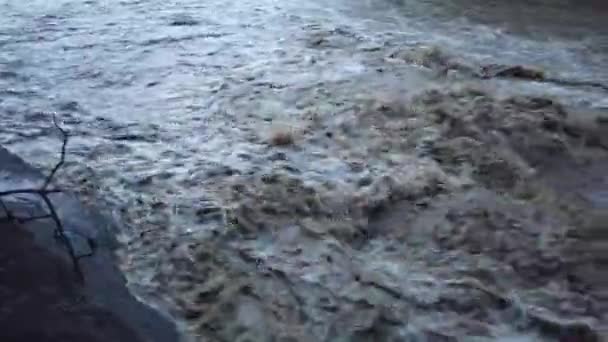 Грязная Вода Затопила После Шторма Наводнение Быстрым Водным Потоком — стоковое видео