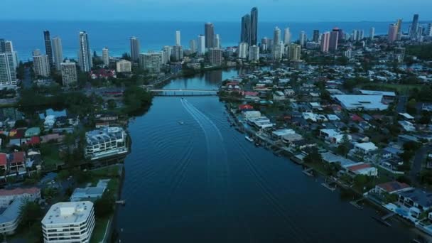 Flying Main Canal Sunrise Gold Coast Blue Hour Surfers Paradise — Vídeos de Stock