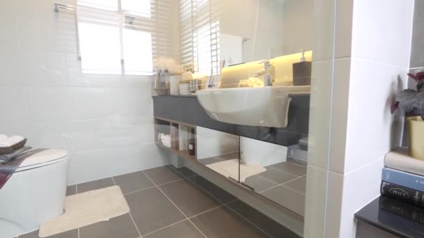Elegance Gray Tiles Bathrrom Bathtub — Vídeo de Stock
