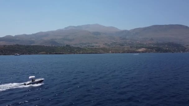 Speedboat Sailing Deep Blue Sea Mountain Landscape Background Scopello Trapani — Vídeo de stock