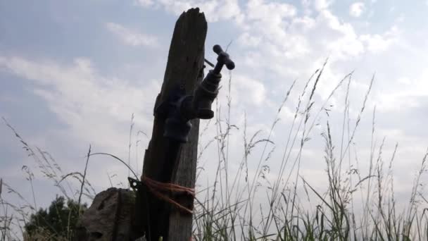 Rickety Faucet Tap Farmers Field Medium Shot — Αρχείο Βίντεο