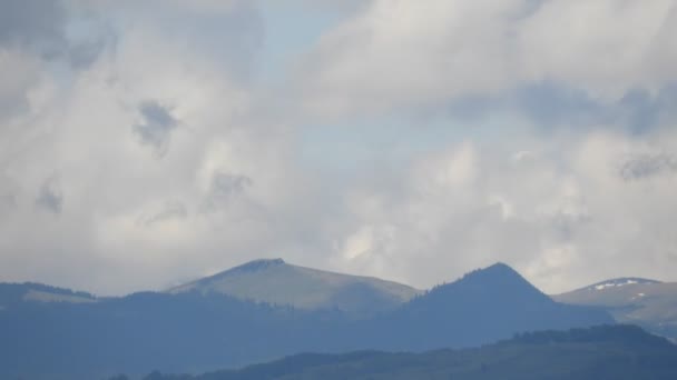 Karpat Dağlarının Tepesindeki Bulutların Zamanı — Stok video