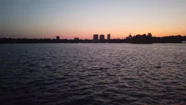 Waves Herastrau Lake Bucharest Sunset Distant Buildings Background — Stockvideo