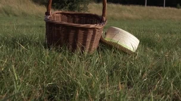Straw Hat Woven Basket Field Zoom Shot — стоковое видео