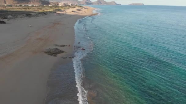 Beautiful Shoreline Summertime Flight Turquoise Clear Ocean Sea Water Waves — ストック動画