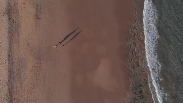 Picturesque Summer Aerial Top Scene Three People Walking Sandy Calheta — ストック動画