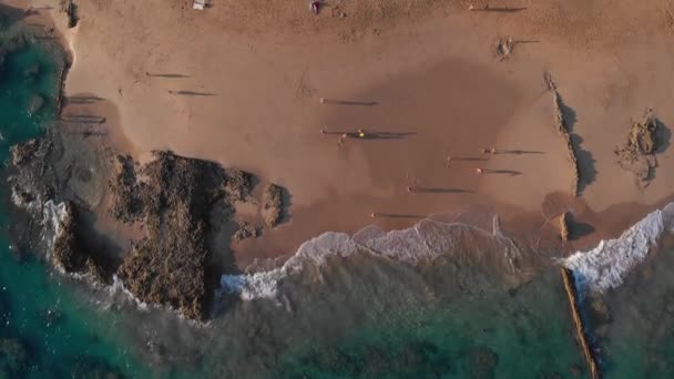 Picturesque Summer Flight Directly People Walking Clear Turquoise Ocean Sea — Vídeo de Stock