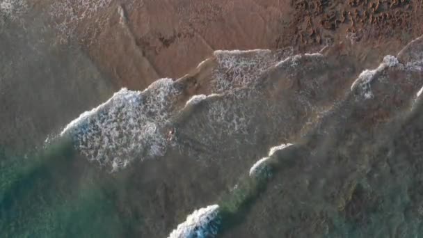 Beautiful Top Aerial View Two People Standing Ocean Sea Water — Vídeo de Stock