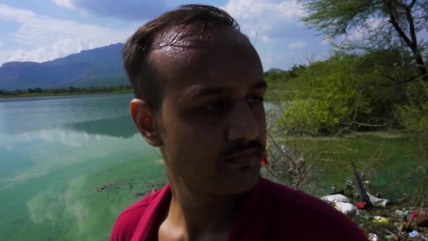 Man Vadatalav Lake Man Enjoying Nature Pavagadh Mountain — Stockvideo