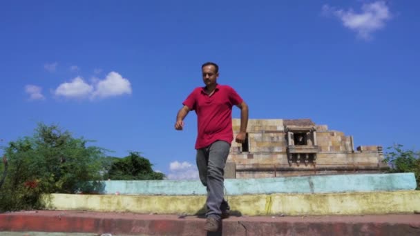 Man Vadatalav Lake Man Enjoying Nature Pavagadh Mountain – Stock-video