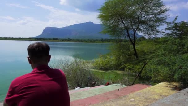 Man Vadatalav Lake Man Enjoying Nature Pavagadh Mountain — Stockvideo