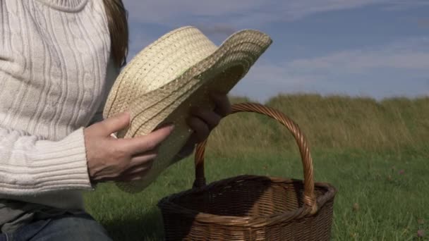 Woman Holding Straw Hat Meadow Medium Shot — Vídeo de Stock