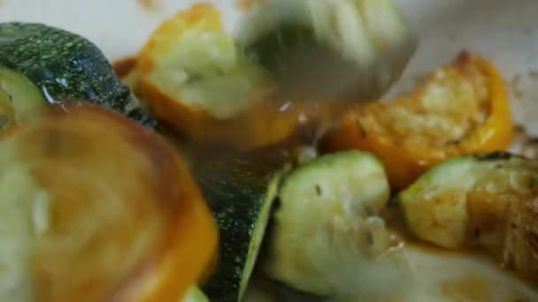 Steaming Close Oven Roasted Green Yellow Courgettes Seasoned Thyme Salt — Stok Video