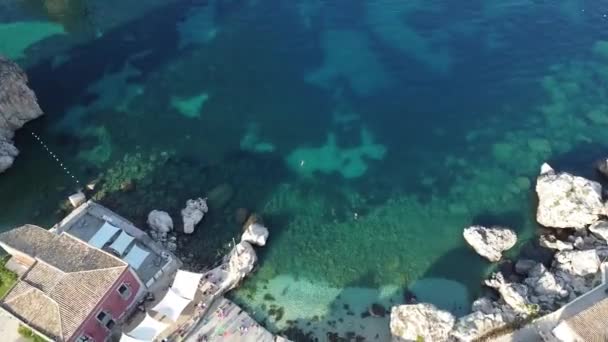 Aerial Top Tilt Shot Showing Beautiful Crystal Clear Lagoon Sicily — Wideo stockowe