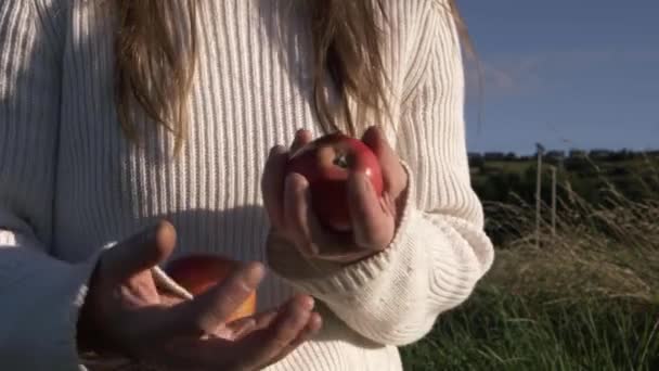 Woman Throwing Juggling Apples Medium Shot — Vídeos de Stock