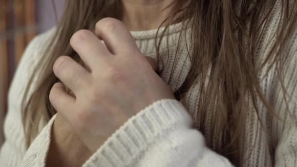 Нервова Жінка Сподіваюся Застібає Руки Близько Пострілу Груди — стокове відео