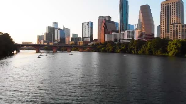 Χαμηλό Drone Shot Της Λίμνης Ladybird Και Downtown Austin Τέξας — Αρχείο Βίντεο