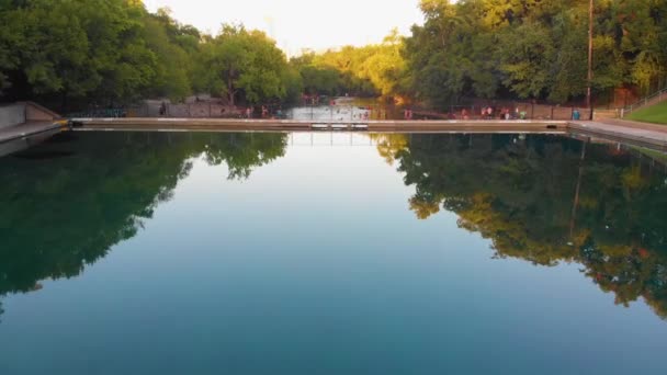 Quick Pan Barton Springs Pool Barton Creek Revealing Downtown Austin — Stockvideo