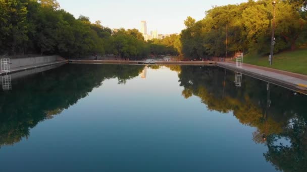 Straight Shot Barton Springs Pool Barking Springs Spillway Downtown Austin — ストック動画