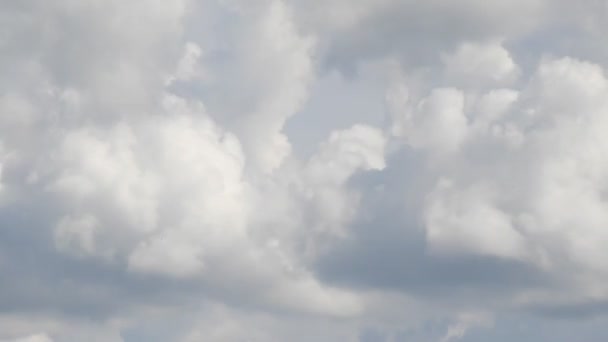 Проміжок Часу Білими Хмарами Формуються Сонячно Блакитному Небі — стокове відео