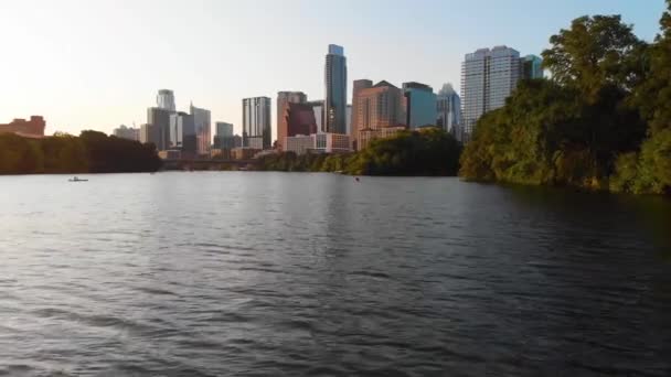 Low Drone Shot Kayaker Paddling Downtown Austin Texas Shot August — 图库视频影像