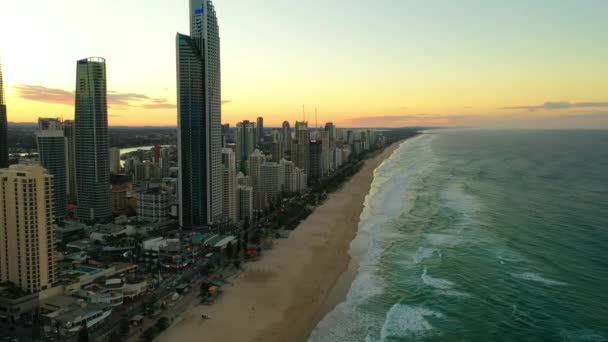 Surfers Paradise Sunset High Rise Buildings Crashing Waves Golden Beaches — Stockvideo