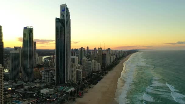 Pan Shot Sunset Surfers Paradise Golden Skies High Rise Apartment — 비디오