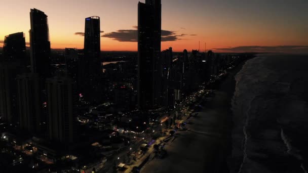 Late Sunset Surfers Paradise Golden Skies Behing Highrise Apartments Drone — 비디오