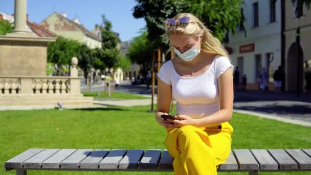 Covid Jonge Mooie Blonde Tiener Vrouwen Zitten Bank Wachten Het — Stockvideo