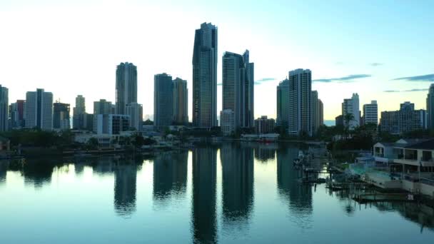 Flying Still Canal Waters Reveal Spectacular Sunrise Surfers Paradise — 图库视频影像