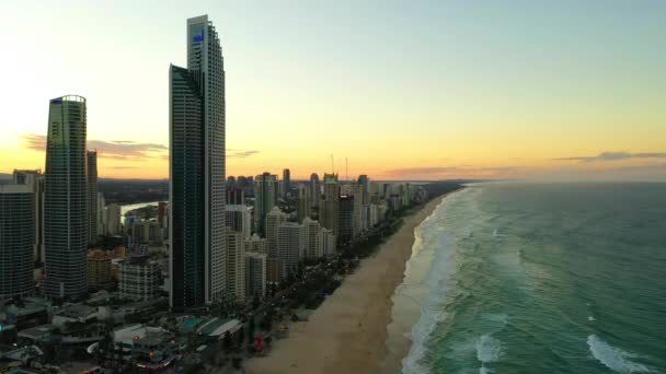 Surfers Paradise Sunrise Beautiful Beaches Golden Sky Crashing Waves Drone — Stockvideo