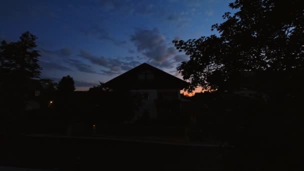 Matahari Terbit Dengan Rumah Sebagai Elemen Latar Depan Penangkapan Jangka — Stok Video